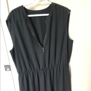 Sleeveless black tunic with zipper